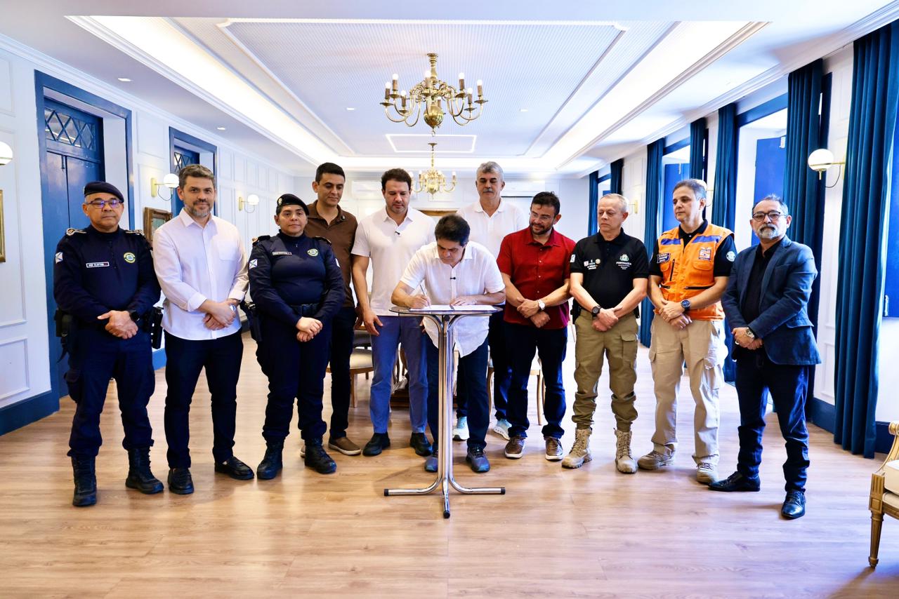 O prefeito Evandro Leitão, acompanhado de gestores e apoiadores, posa para foto assinando o documento do PCCS das forças de Segurança Cidadã